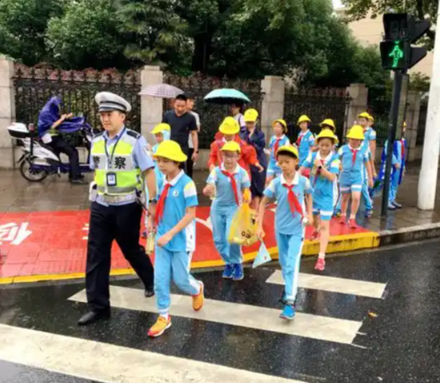 卡通图示生动形式协助小学生文明出行切实提高避险能力 卡通图示生动形式协助小学生文明出行切实提高避险能力