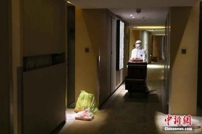 在北京市丰台区一个集中医学观察点,工作人员无接触送餐。 作者:中新社记者 蒋启明 探访北京集中观察点:放心“禁足” 暖心隔离