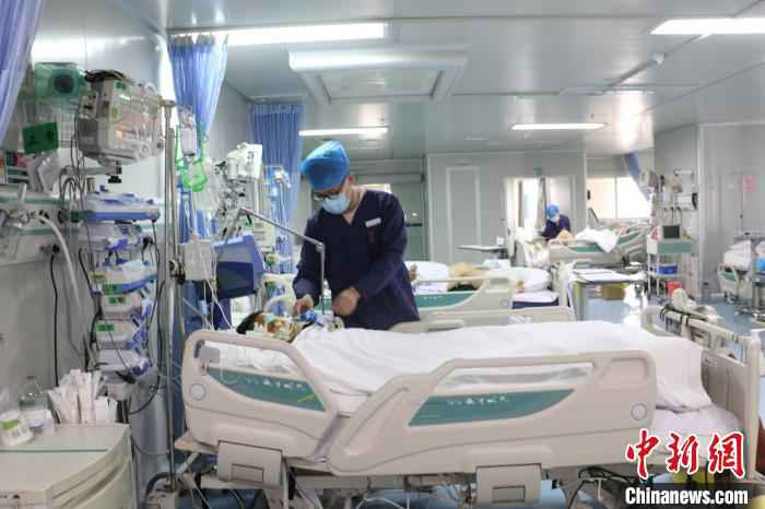 图为柳州市人民医院ICU男护士唐天泽在护理病患。 林馨 摄 广西男护士:从不被理解到认同 职业不分性别